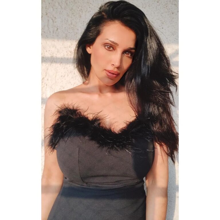 Flora Saini Instagram - 🖤 . #love #sky #black #smile #picoftheday #style #newyear #viral #travel #blogger #happiness #photographer #new #trending #hot #makeup #fashion #weekend #photography #holiday #instagram #ootd #fyp #dress #sun #winter #like #christmas #outfit #live