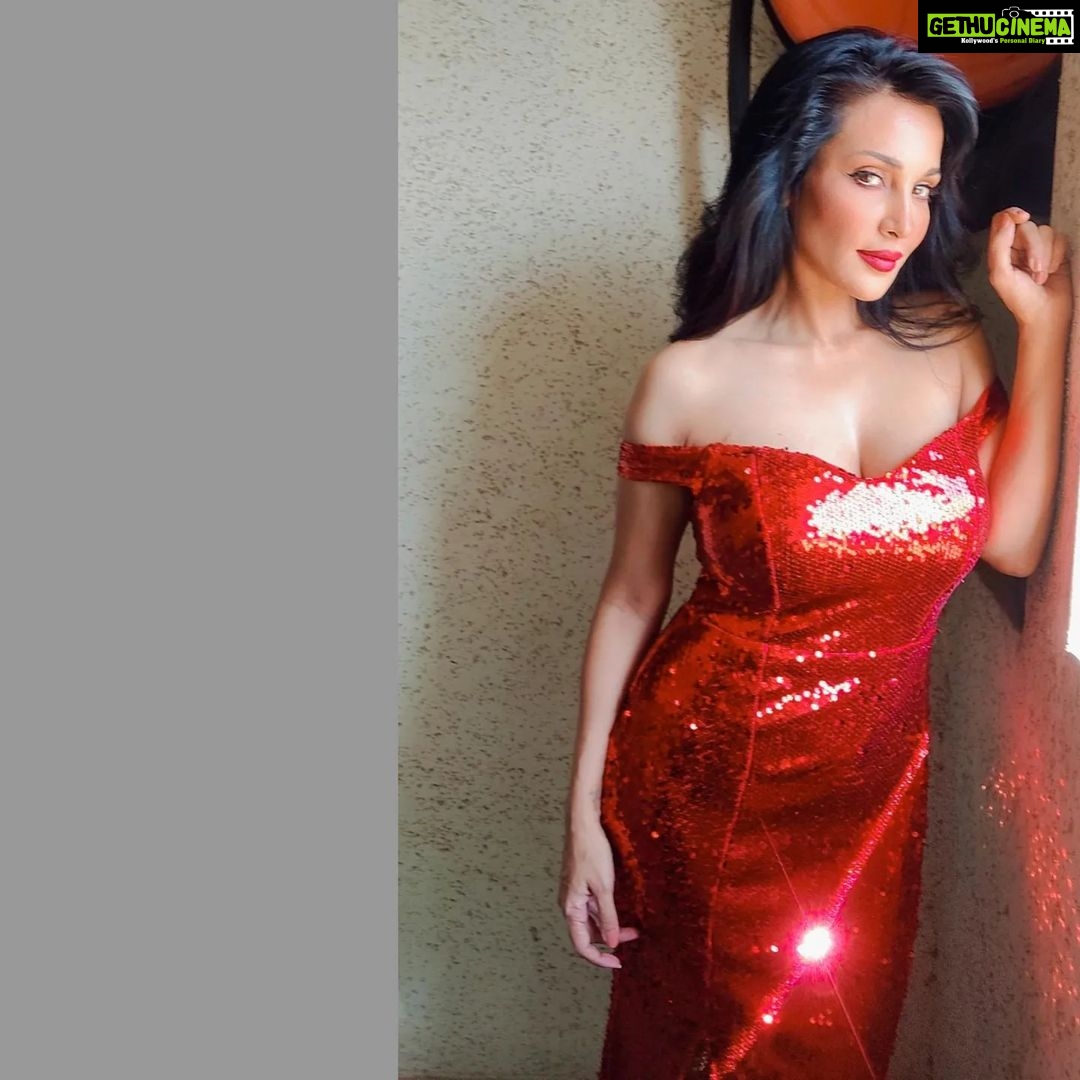 Flora Saini Instagram - Shine and Sparkle ā¤ļøš . #love #sky #red #smile #picoftheday #chocolate #style #newyear #viral #travel #blogger #happiness #photographer #new #trending #hot #makeup #fashion #photography #holiday #instagram #ootd #fyp #dress #sun #winter #like #christmas #outfit #live