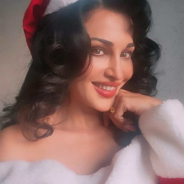 Flora Saini Instagram - Wishing you all a Merry everything and a happy always 🎄❤️💫 . #love #sky #red #smile #picoftheday #chocolate #style #newyear #viral #travel #blogger #happiness #photographer #new #trending #hot #makeup #fashion #photography #holiday #instagram #ootd #fyp #dress #sun #winter #like #christmas #outfit #live