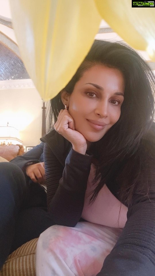 Flora Saini Instagram - 𝑪𝒉𝒓𝒊𝒔𝒕𝒎𝒂𝒔 𝒊𝒔𝒏'𝒕 𝒂 𝒔𝒆𝒂𝒔𝒐𝒏. 𝑰𝒕'𝒔 𝒂 𝒇𝒆𝒆𝒍𝒊𝒏𝒈 🎄❤️☁️💫 #love #sky #music #ootd #christmas #outfit #live #tbt #photooftheday #photoshoot #look #fashion #friends #instagram #holidays #instagood #nature #holiday #trending #family #winter #travel #instatravel #travelgram #wanderlust #sun
