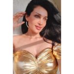 Flora Saini Instagram - यूँ उग आना जैसे धूप का सर्द-ए-दिसंबर में... तुम्हारा बस होना इतना आराम देता है 💖 . . . #love #sky #cool #hot #smile #picoftheday #chocolate #style #gym #viral #travel #blogger #happiness #photographer #new #trending #hot #makeup #fashion #photography #music #instagram #ootd #fyp #dress #sun #winter #like #christmas #outfit #live