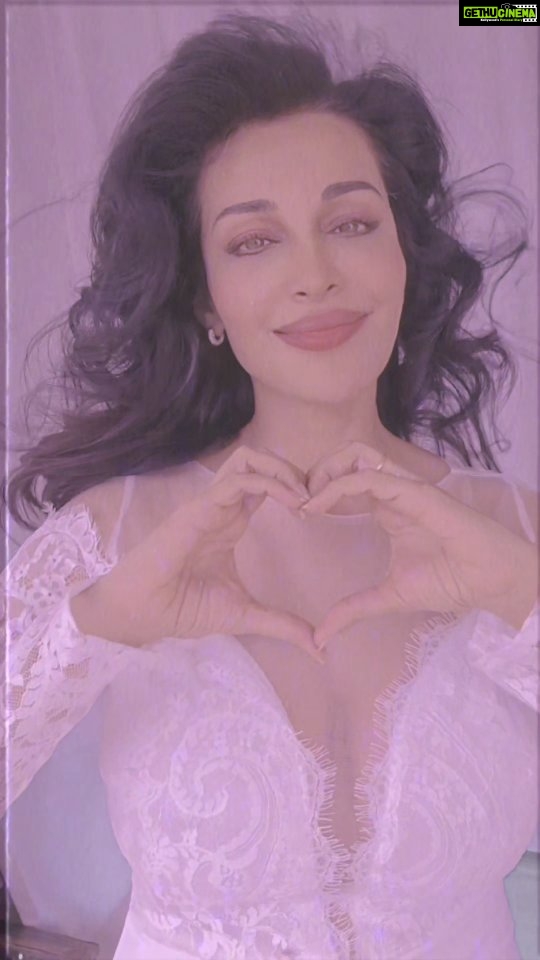 Flora Saini Instagram - 𝓛𝓸𝓿𝓮 ❤️☁️ #love #sky #blessed #weekend #sunday #india #reelsinstagram #foryou #blogger #trending #viral #pink #nature #reels #instagram #music #easter #explore #instagood