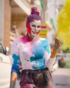Garima Chaurasia Instagram - Baba elaichi lit 🪩🤣 #holiedition
.
HOLI SPECIAL 🎨 #holi2023 😈
You guys knw alreadyyyyyyy how much I love celebrating holiiii🥳
*real holi scenes*
.
.
📸: @nitin_.1610 
#gimaashi #gimaians #holi #gulaal #rang #holi2023 #festive #festiveseason #spread-love