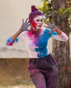 Garima Chaurasia Instagram - Baba elaichi lit 🪩🤣 #holiedition
.
HOLI SPECIAL 🎨 #holi2023 😈
You guys knw alreadyyyyyyy how much I love celebrating holiiii🥳
*real holi scenes*
.
.
📸: @nitin_.1610 
#gimaashi #gimaians #holi #gulaal #rang #holi2023 #festive #festiveseason #spread-love