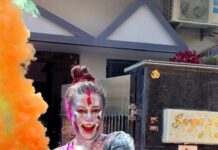 Garima Chaurasia Instagram - Baba elaichi lit 🪩🤣 #holiedition . HOLI SPECIAL 🎨 #holi2023 😈 You guys knw alreadyyyyyyy how much I love celebrating holiiii🥳 *real holi scenes* . . 📸: @nitin_.1610 #gimaashi #gimaians #holi #gulaal #rang #holi2023 #festive #festiveseason #spread-love