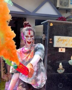 Garima Chaurasia Instagram - Baba elaichi lit 🪩🤣 #holiedition . HOLI SPECIAL 🎨 #holi2023 😈 You guys knw alreadyyyyyyy how much I love celebrating holiiii🥳 *real holi scenes* . . 📸: @nitin_.1610 #gimaashi #gimaians #holi #gulaal #rang #holi2023 #festive #festiveseason #spread-love