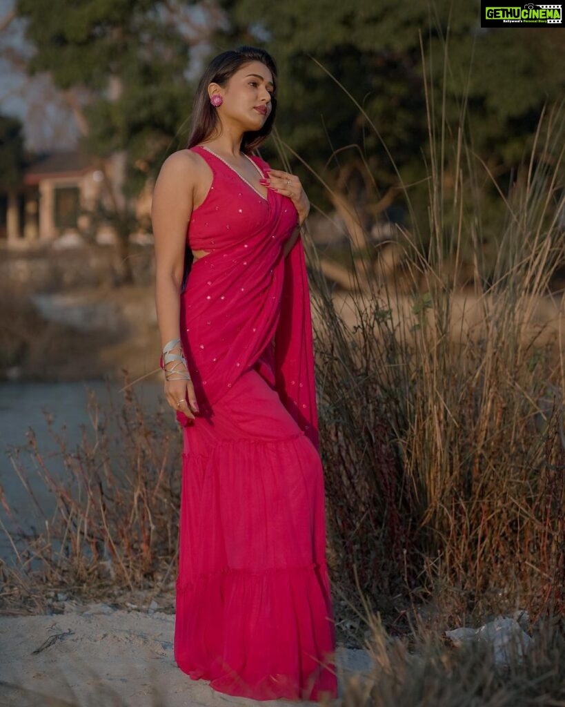 Garima Chaurasia Instagram - Pink to make everyone wink 😉 💕 . . Wearing: @alayabystage3 📸: @nitin_.1610 #gimaashi #ethnic #picoftheday #indian #gimaians
