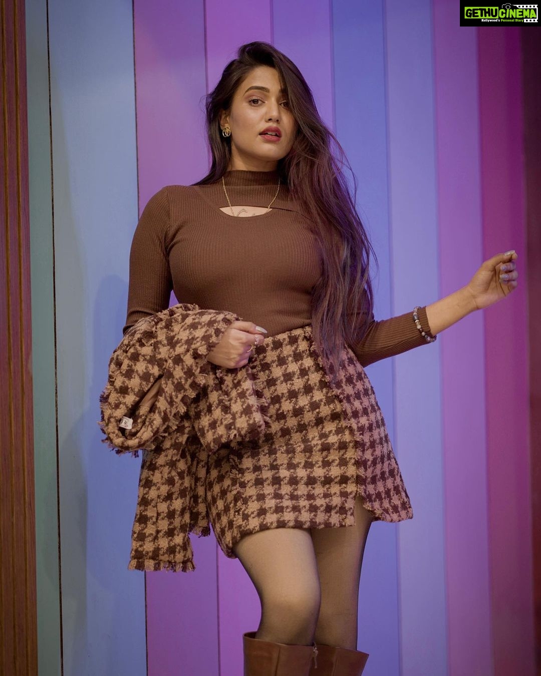 Garima Chaurasia Instagram - I just love this tone 🤎 . . Wearing : @a.la.modebyakanksha 📸: @nitin_.1610 #gimaashi #picoctheday #staytuned #explore #keeploving #browntones #wintervibes