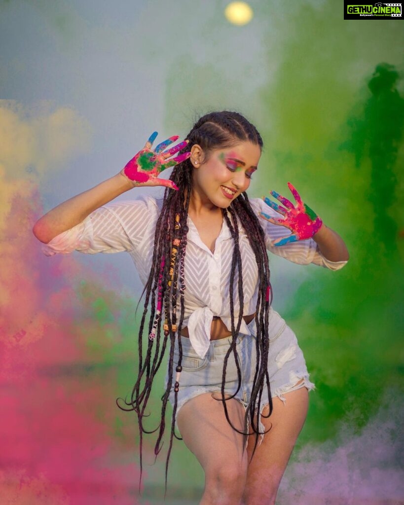 Garima Chaurasia Instagram - May the colors of holi fill your life with joy and happiness 🤗 💚💙💛❤️ HAPPY HOLI ❤️💛💙💚 . . 📸: @welcomeishu3694 🎨: 💁🏻‍♀️ #gimaashi #holi #happyholi #holi2023 #gulaal #colorful #festiveseason #festival #gimaians