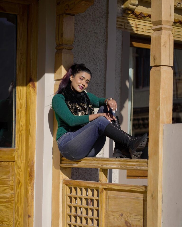 Garima Chaurasia Instagram - Stay where your soul feels happy..🧚🏻‍♀️ . . . 📸: @nitin_.1610 #gimaashi #picoftheday #leh #ladakh #traveldiaries #sunshine #gimaians #explore