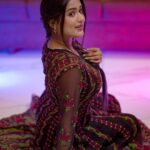 Garima Chaurasia Instagram – हाथ थाम ले पिया
करते हैं वादा
अब से तू आरजू
तू ही है इरादा 🖤
.
.
📸: @rjsinghhh 
#gimaashi #picoftheday #ethnic #chikankari #kurti #indianlook #gimaians