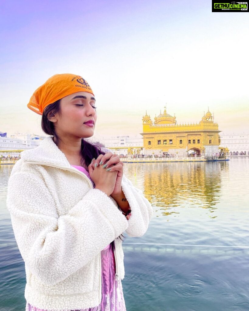 Garima Chaurasia Instagram - Unplanned moments are always better than planned ones! ੴ Thank you Waheguru ji for special surprise gift 🎁 🥹 (will soon share with you guys )🧿 . . #gimaashi #goldentemple #amritsar #waheguru #satnam #gimaians #specialgift #suddenplan Golden Temple Amritsar Punjab India