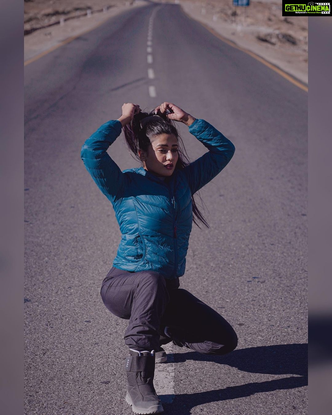 Garima Chaurasia Instagram - Do what makes your soul HAPPY 🏔️💙 . . 📸: @nitin_.1610 #gimaashi #picoftheday #explore #gimaians #leh #ladakh #traveldiaries