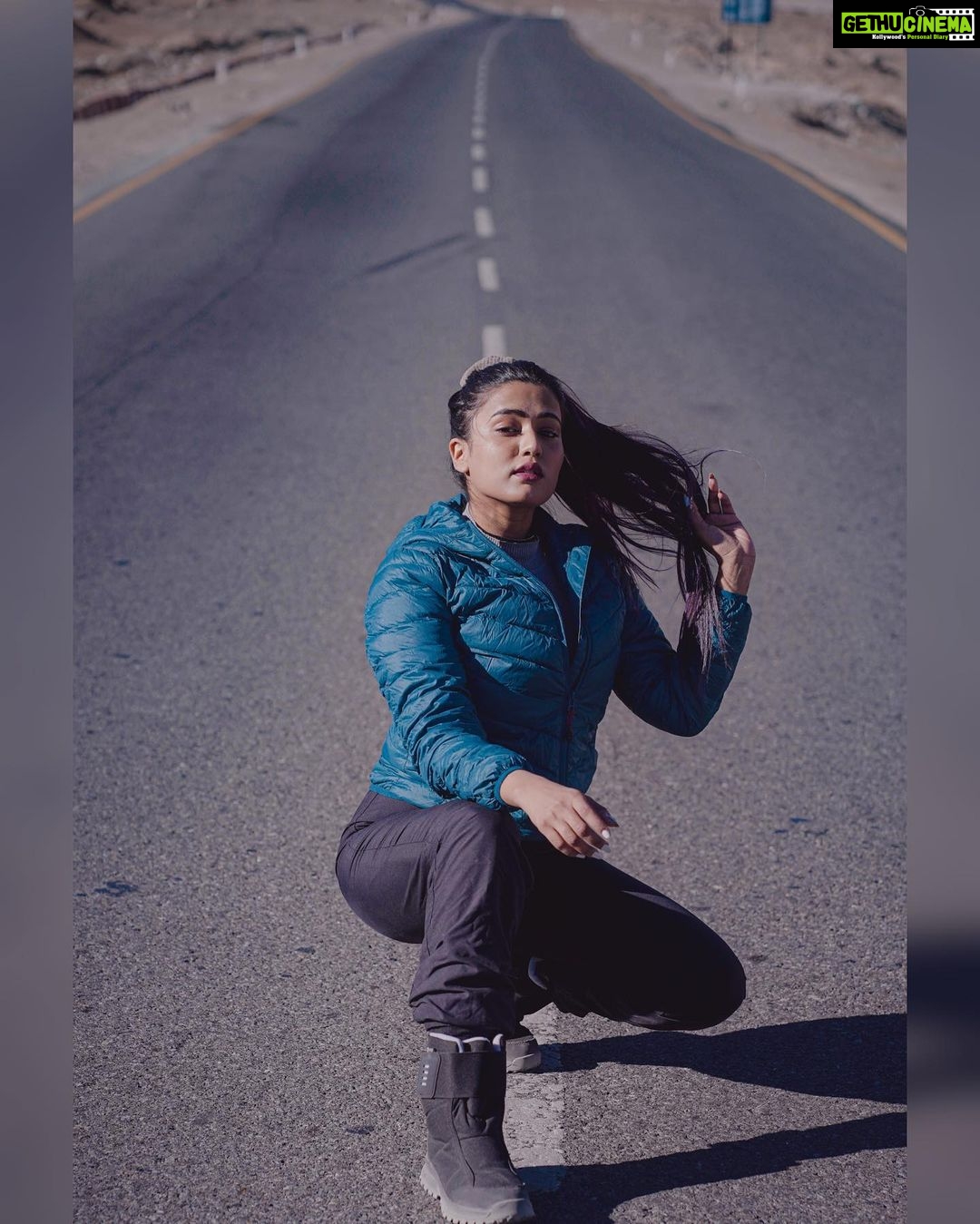 Garima Chaurasia Instagram - Do what makes your soul HAPPY 🏔️💙 . . 📸: @nitin_.1610 #gimaashi #picoftheday #explore #gimaians #leh #ladakh #traveldiaries