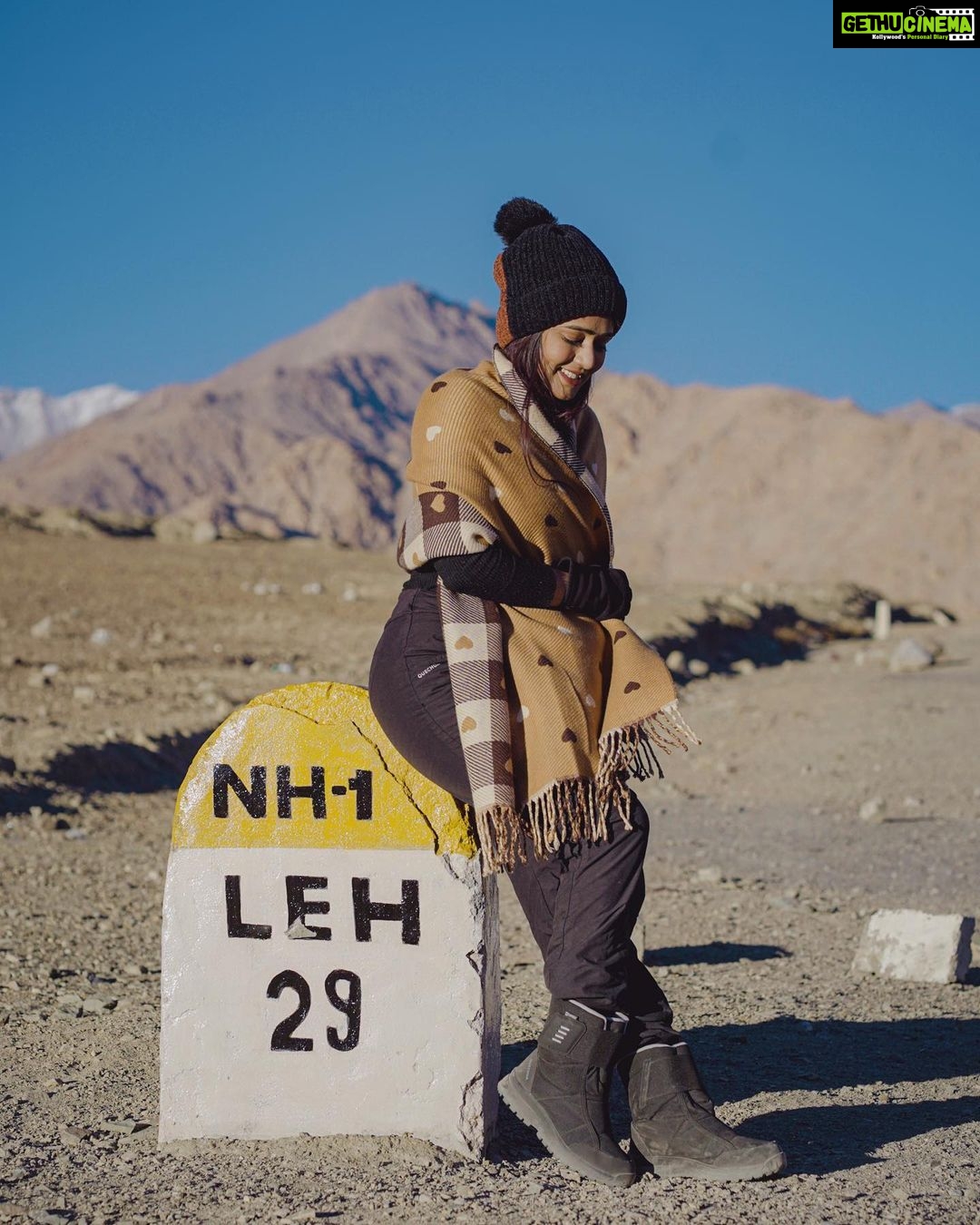 Garima Chaurasia Instagram - It feels so good to be lost in the right DIRECTION 🤎 . . 📸: @nitin_.1610 #gimaashi #leh #ladakh #traveldiaries #explore #gimaians Magnetic Hill,leh