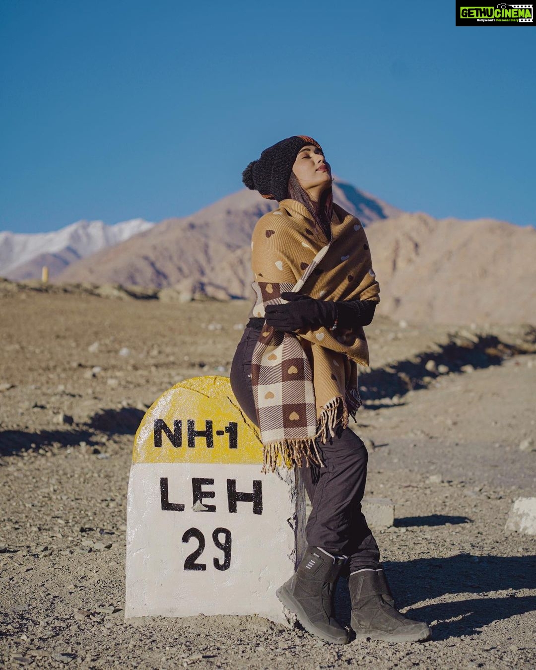 Garima Chaurasia Instagram - It feels so good to be lost in the right DIRECTION 🤎 . . 📸: @nitin_.1610 #gimaashi #leh #ladakh #traveldiaries #explore #gimaians Magnetic Hill,leh