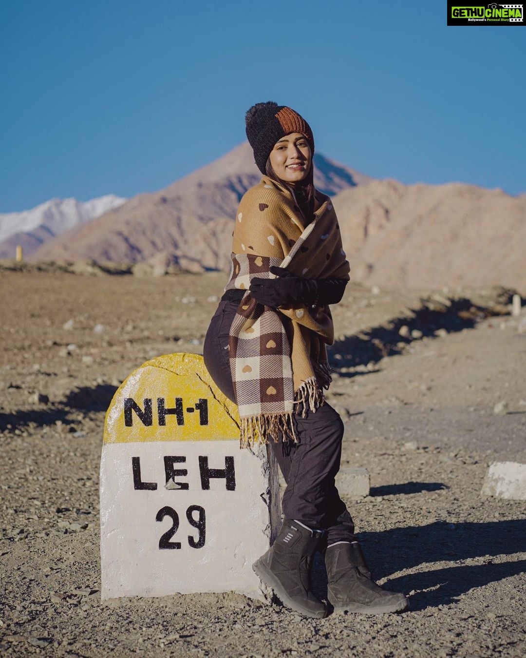 Garima Chaurasia Instagram - It feels so good to be lost in the right DIRECTION 🤎 . . 📸: @nitin_.1610 #gimaashi #leh #ladakh #traveldiaries #explore #gimaians Magnetic Hill,leh