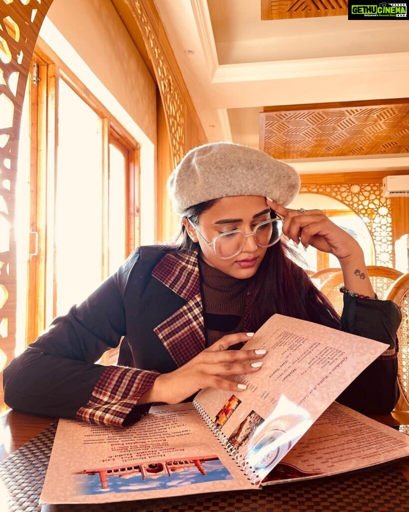 Garima Chaurasia Instagram - Good morning guys☀️🤓 . 1-let’s pose 2- Let’s order something 3- But kya order karu 4- waiting for my food 5- that face after doing overeating 🫠 6- But wait iske liye hamesha Ek space hota h 🤭😬 . . #gimaashi #leh #ladakh #traveldiaries #morning #gimaians #explore #travel #foody Tibetan Market - Leh,india