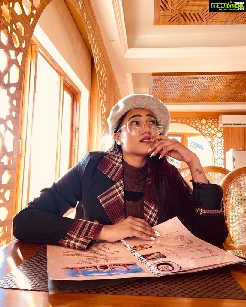 Garima Chaurasia Instagram - Good morning guys☀️🤓 . 1-let’s pose 2- Let’s order something 3- But kya order karu 4- waiting for my food 5- that face after doing overeating 🫠 6- But wait iske liye hamesha Ek space hota h 🤭😬 . . #gimaashi #leh #ladakh #traveldiaries #morning #gimaians #explore #travel #foody Tibetan Market - Leh,india