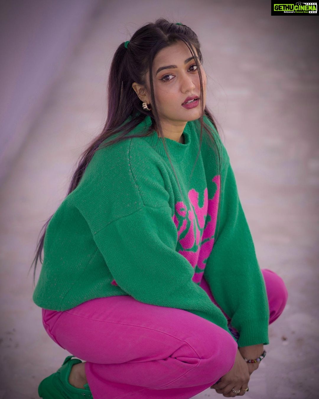 Garima Chaurasia Instagram - Pinky promise ..🤞🏻💕 . . 👕 : @urbanic_in 👖: @zara 👟: @stevemaddenindia 👛: @urbanic_in 📸: @nitin_.1610 #gimaashi #picoftheday #staytuned #explore #keeploving