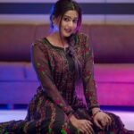 Garima Chaurasia Instagram – हाथ थाम ले पिया
करते हैं वादा
अब से तू आरजू
तू ही है इरादा 🖤
.
.
📸: @rjsinghhh 
#gimaashi #picoftheday #ethnic #chikankari #kurti #indianlook #gimaians