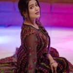 Garima Chaurasia Instagram – हाथ थाम ले पिया
करते हैं वादा
अब से तू आरजू
तू ही है इरादा 🖤
.
.
📸: @rjsinghhh 
#gimaashi #picoftheday #ethnic #chikankari #kurti #indianlook #gimaians