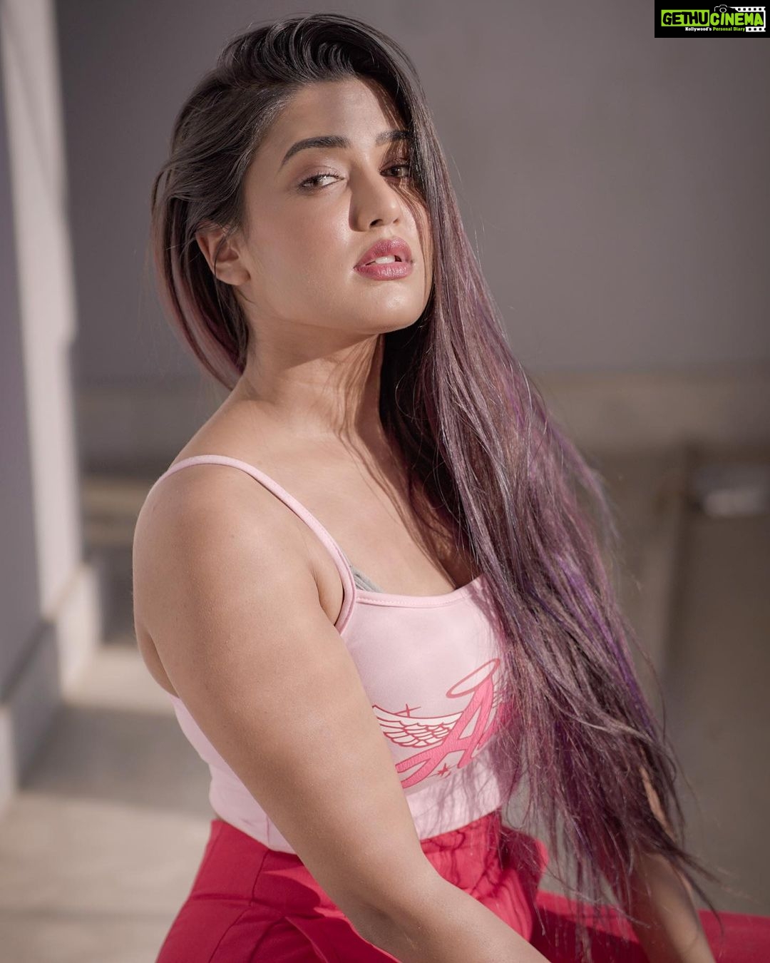 Garima Chaurasia Instagram - Sun, please 🥵 . . #gimaashi #gimaians