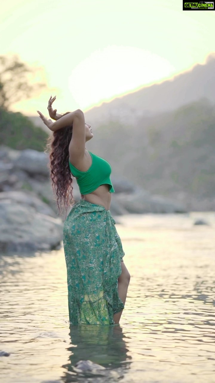 Garima Chaurasia Instagram - Shot this video a month ago🙆🏻♀️ Finally got time to edit this😅 . Hope you guys like this🥰 . 🎥: @welcomeishu3694 Edit by 💁🏻♀️ #besharamrang #gimaashi #reels #reelitfeelit #gimaians #trendingreels