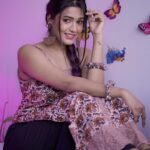 Garima Chaurasia Instagram – Eyes 👀 or dimple ?? ☺️🥰
.
.
📸: @nitin_.1610 
#gimaashi #picoftheday #ethnic #bindi #kurti #indianlook #explore #gimaians