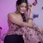 Garima Chaurasia Instagram – Eyes 👀 or dimple ?? ☺️🥰
.
.
📸: @nitin_.1610 
#gimaashi #picoftheday #ethnic #bindi #kurti #indianlook #explore #gimaians