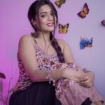 Garima Chaurasia Instagram – Eyes 👀 or dimple ?? ☺️🥰
.
.
📸: @nitin_.1610 
#gimaashi #picoftheday #ethnic #bindi #kurti #indianlook #explore #gimaians