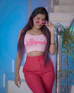 Garima Chaurasia Instagram - Strawberry or Red velvet cupcake ?? 🧁♥️💁🏻‍♀️
.
.
📸: @nitin_.1610 
#gimaashi #picofday #explore #redvelvet #gimaians