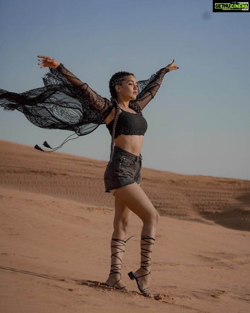 Garima Chaurasia Instagram - Wanderlust and desert dust.. 🌪️ . . . 📸: @nitin_.1610 Edit: @welcomeishu3694 #gimaashi #desert #Dubai #photoshoot #sanddunes #safari #desertsafari #gimaians #blackislove Desert Safari Dubai