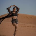 Garima Chaurasia Instagram – Wanderlust and desert dust.. 🌪️
.
.
.
📸: @nitin_.1610 
Edit: @welcomeishu3694 
#gimaashi #desert #Dubai #photoshoot  #sanddunes #safari #desertsafari #gimaians #blackislove Desert Safari Dubai