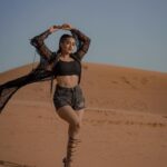 Garima Chaurasia Instagram - Wanderlust and desert dust.. 🌪️ . . . 📸: @nitin_.1610 Edit: @welcomeishu3694 #gimaashi #desert #Dubai #photoshoot #sanddunes #safari #desertsafari #gimaians #blackislove Desert Safari Dubai