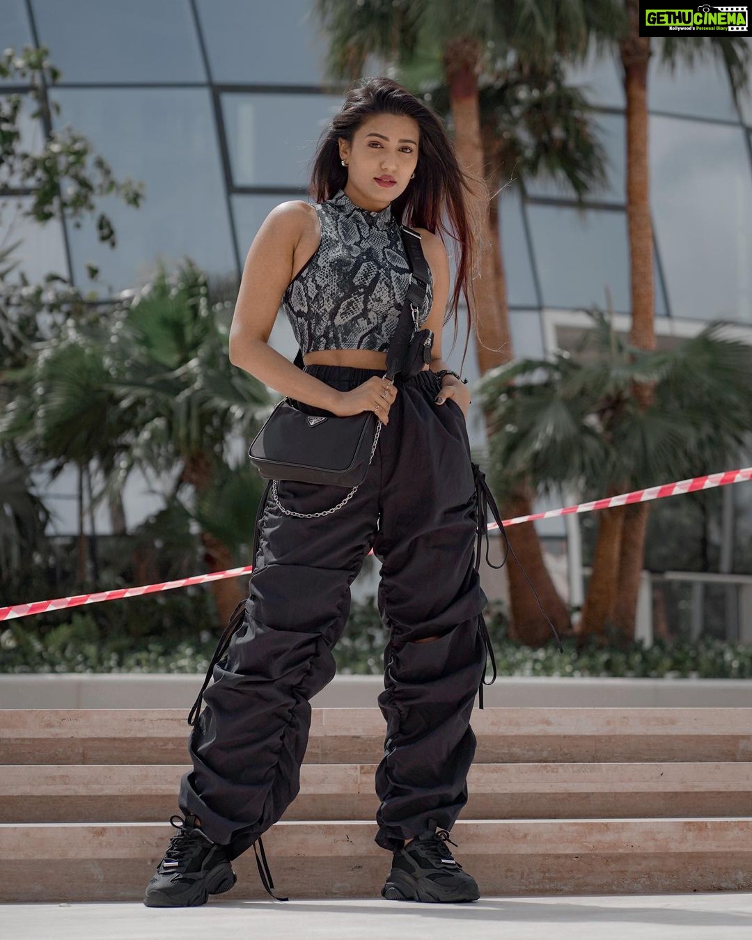 Garima Chaurasia Instagram - Warm breeze, no worries 💁🏻♀️🍃🖤 . . 📸: @nitin_.1610 Edit: @welcomeishu3694 #gimaashi #picoftheday #gimaians #dubai #palmjumeirah #viewpoint Palm Jumeirah