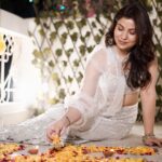 Geet Gambhir Instagram – Delightful Diwali 🪔 
.
.
📸 @esjay_productions 
.
.
.
.
.
.
#diwali #festive #festivevibes #light #diva #love #shinebright #diwalidecor #home #indianwear #diwalioutfit #outfits #geetgambhir #shivoham #india #indian