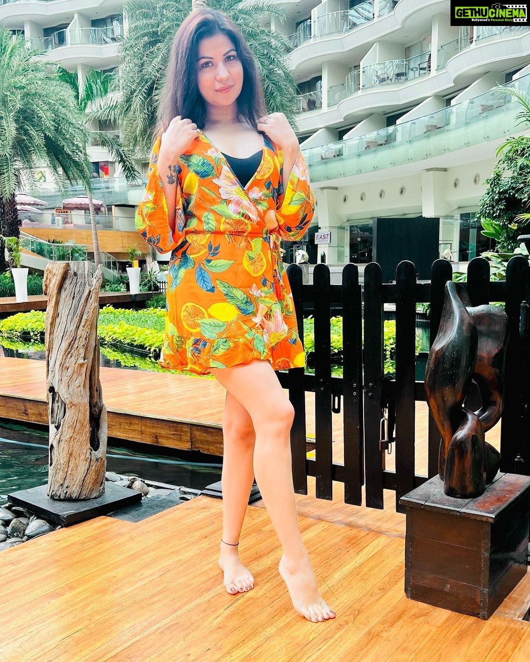 Geet Gambhir Instagram - Photo Dump ๐๐ Donโt mistake me if you see leaves n lemon prints on my outfit ๐ (it wasnโt planned) & plz ignore my morning face as we all wake up like this ๐คจ๐ . . . . . #photodump #morningvibes #wokeuplikethis #outfit #hotelview #fashion #lifestyle #geetgambhir #shivoham Sahara Star