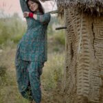Geet Gambhir Instagram – Tere Sang Oh Rishta Ban Gaya Ai,
Jehra Dhoop Da Faslan Pakkiyan Nal 🌾 #channsitare 
.
.
.
.
.
.
.
.
.
#look #punjabi #punjabisuit #punjabijutti #punjabilook #suit #suitstyle #geetgambhir #shivoham #redbangles #khetibadi🌱🌾 #khet #haryana