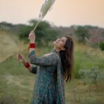 Geet Gambhir Instagram - Tere Sang Oh Rishta Ban Gaya Ai, Jehra Dhoop Da Faslan Pakkiyan Nal 🌾 #channsitare . . . . . . . . . #look #punjabi #punjabisuit #punjabijutti #punjabilook #suit #suitstyle #geetgambhir #shivoham #redbangles #khetibadi🌱🌾 #khet #haryana
