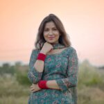 Geet Gambhir Instagram – Tere Sang Oh Rishta Ban Gaya Ai,
Jehra Dhoop Da Faslan Pakkiyan Nal 🌾 #channsitare 
.
.
.
.
.
.
.
.
.
#look #punjabi #punjabisuit #punjabijutti #punjabilook #suit #suitstyle #geetgambhir #shivoham #redbangles #khetibadi🌱🌾 #khet #haryana