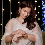 Geet Gambhir Instagram – Moon & Stars say cheese🌟 
No eclipse please😁
.
.
📸 @esjay_productions 

Look created by only urs @geetgambhir 
.
.
.
.
.
.
#moonlight #look #silverdress  #indianwear #outfits #star #moon #geetgambhir #shivoham