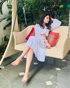 Geet Gambhir Instagram - Bewaqt mausam ka bhi maza le lena chahiye , aajkal har cheez ki kitam hoti hai janaab 🦢🤍 (P.s pta nhai kya likh dia 😜😃) . . . . . . . #rain #home #homesweethome #moments #whitedress #swing #anklet #geetgambhir #shivoham #instagood Gurugram