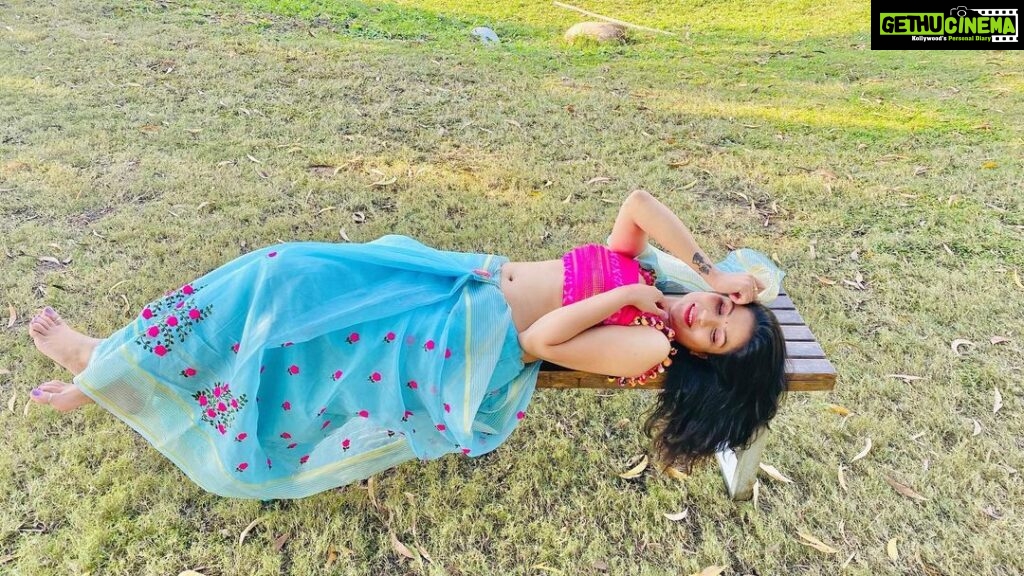 Geet Gambhir Instagram - Kyun iss tarah se duniya jahan mein Karta hai meri ruswayi Tera qusoor aur zaalima main kehlayi 🌺 . . . . . . . . . #sareelove #saree #sareelover #indian #outdoor #throwback #geetgambhir #shivoham #floral Lodha Belmondo