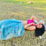 Geet Gambhir Instagram - Kyun iss tarah se duniya jahan mein Karta hai meri ruswayi Tera qusoor aur zaalima main kehlayi 🌺 . . . . . . . . . #sareelove #saree #sareelover #indian #outdoor #throwback #geetgambhir #shivoham #floral Lodha Belmondo