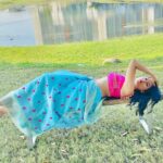 Geet Gambhir Instagram - Kyun iss tarah se duniya jahan mein Karta hai meri ruswayi Tera qusoor aur zaalima main kehlayi 🌺 . . . . . . . . . #sareelove #saree #sareelover #indian #outdoor #throwback #geetgambhir #shivoham #floral Lodha Belmondo