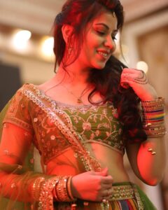 Geet Gambhir Instagram - Rang Rasiya ♥️
P.S finally received some good pictures from brother’s wedding 🥰😅
.
.
.
.
.
.
.
.
#lehanga #indianlook #wedding #punjabi #indianwedding #jwellery #bangles #colorful #fashion#style #geetgambhir #shivoham #hairdo #dupatta