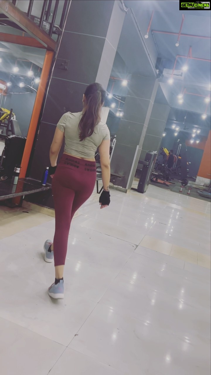 Geet Gambhir Instagram - I become what I aspire 🎼 #slayqueen . . . . #slayqueen #motivation #fitness #positive