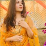 Geet Gambhir Instagram – ਸ਼ਾਯਦ ਓਹਨੂੰ ਵੀ ਪਿਆਰ ਵਾਲ਼ੀ ਮਹਿਕ ਜੇਹੀ ਆਵੇ,
ਅਸੀਂ ਫੁੱਲਾਂ ਉੱਤੇ ਤਿਤਲੀ ਬਿਠਾਈ ਜਾਣ ਕੇ 
.
.
.
.
.
.
.
.
.
.
.
.
.
#indianlook #indian #lehanga #yellow #sunshine #makeup #geetgambhir #shivoham #fashion #lifestyle #gratitude