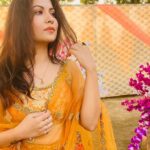 Geet Gambhir Instagram – ਸ਼ਾਯਦ ਓਹਨੂੰ ਵੀ ਪਿਆਰ ਵਾਲ਼ੀ ਮਹਿਕ ਜੇਹੀ ਆਵੇ,
ਅਸੀਂ ਫੁੱਲਾਂ ਉੱਤੇ ਤਿਤਲੀ ਬਿਠਾਈ ਜਾਣ ਕੇ 
.
.
.
.
.
.
.
.
.
.
.
.
.
#indianlook #indian #lehanga #yellow #sunshine #makeup #geetgambhir #shivoham #fashion #lifestyle #gratitude